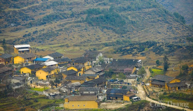 Vue d’en haut, l’ensemble du hameau de Lo Lo Chai semble caché sous des forêts de sapins.