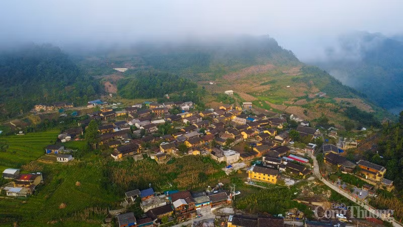 Sans parcourir les routes sinueuses qui serpentent entre les pentes rocheuses, il est difficile d’atteindre Lo Lo Chai. En effet, ce village semble se blottir au creux d’une vallée entourée de majestueuses montagnes de roches calcaires aux formes acérées.