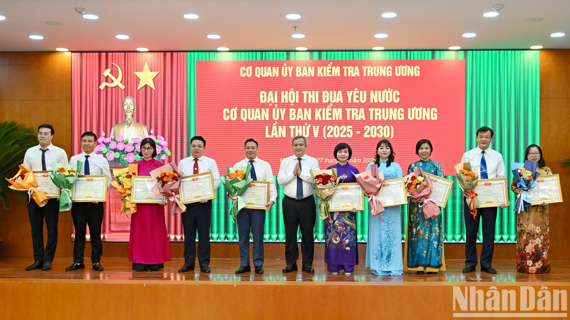 Tran Tien Hung, vice-président de la Commission centrale de contrôle du Parti, a remis le certificat de mérite du président de la Commission à des individus.