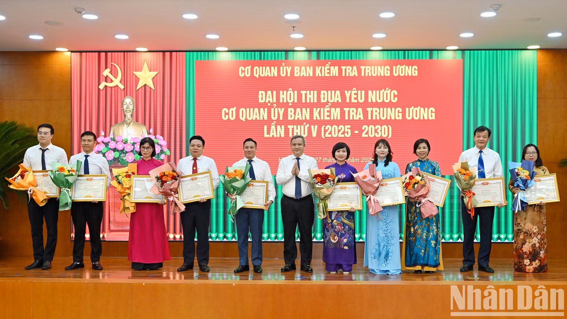 Tran Tien Hung, vice-président de la Commission centrale de contrôle du Parti, a remis le certificat de mérite du président de la Commission à des individus.