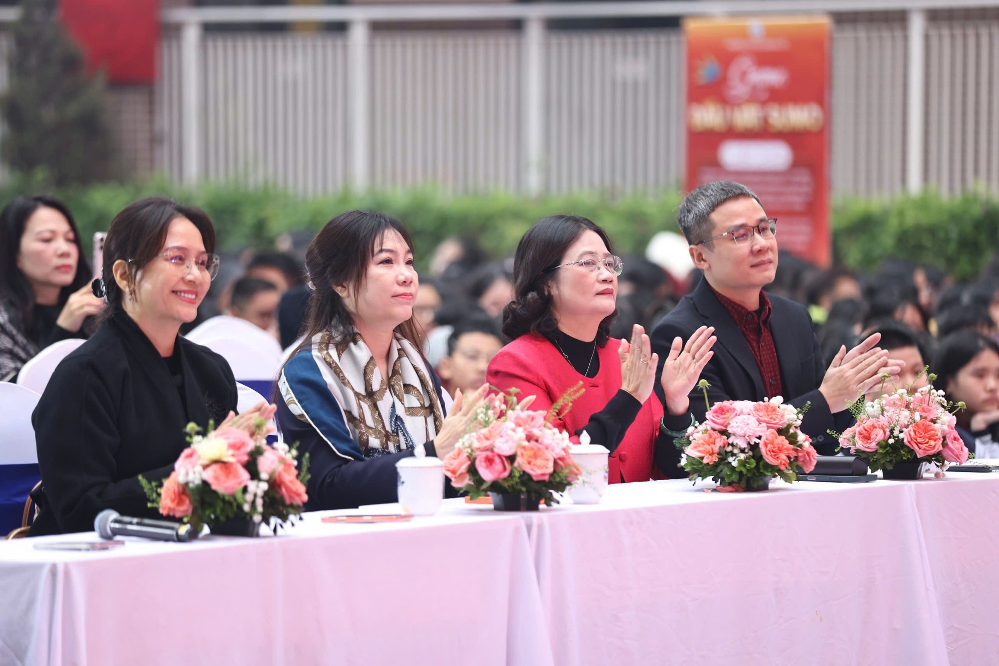 Enseignants et parents accompagnent les élèves dans les célébrations du Printemps et du Têt.