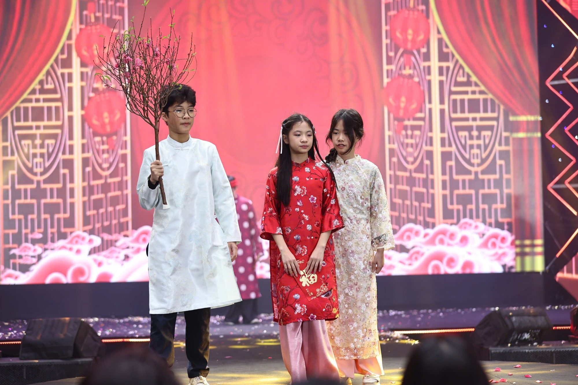 Les élèves du Collège Giang Vo sont confiants et rayonnants en costumes traditionnels.