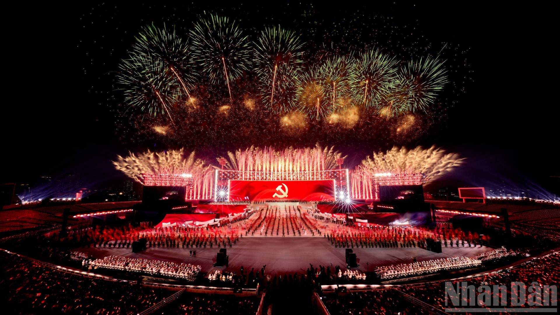 Spectacle de feux d’artifice « absolument cinématographique » dans le ciel de Ha Noi pour célébrer le succès du XIVe Congrès national du PCV