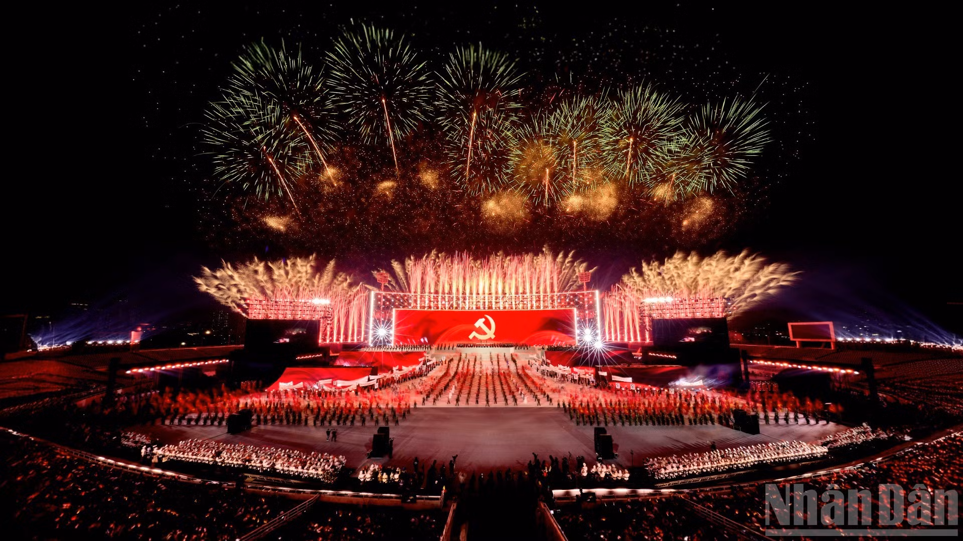 Spectacle de feux d’artifice « absolument cinématographique » dans le ciel de Ha Noi pour célébrer le succès du XIVe Congrès national du PCV