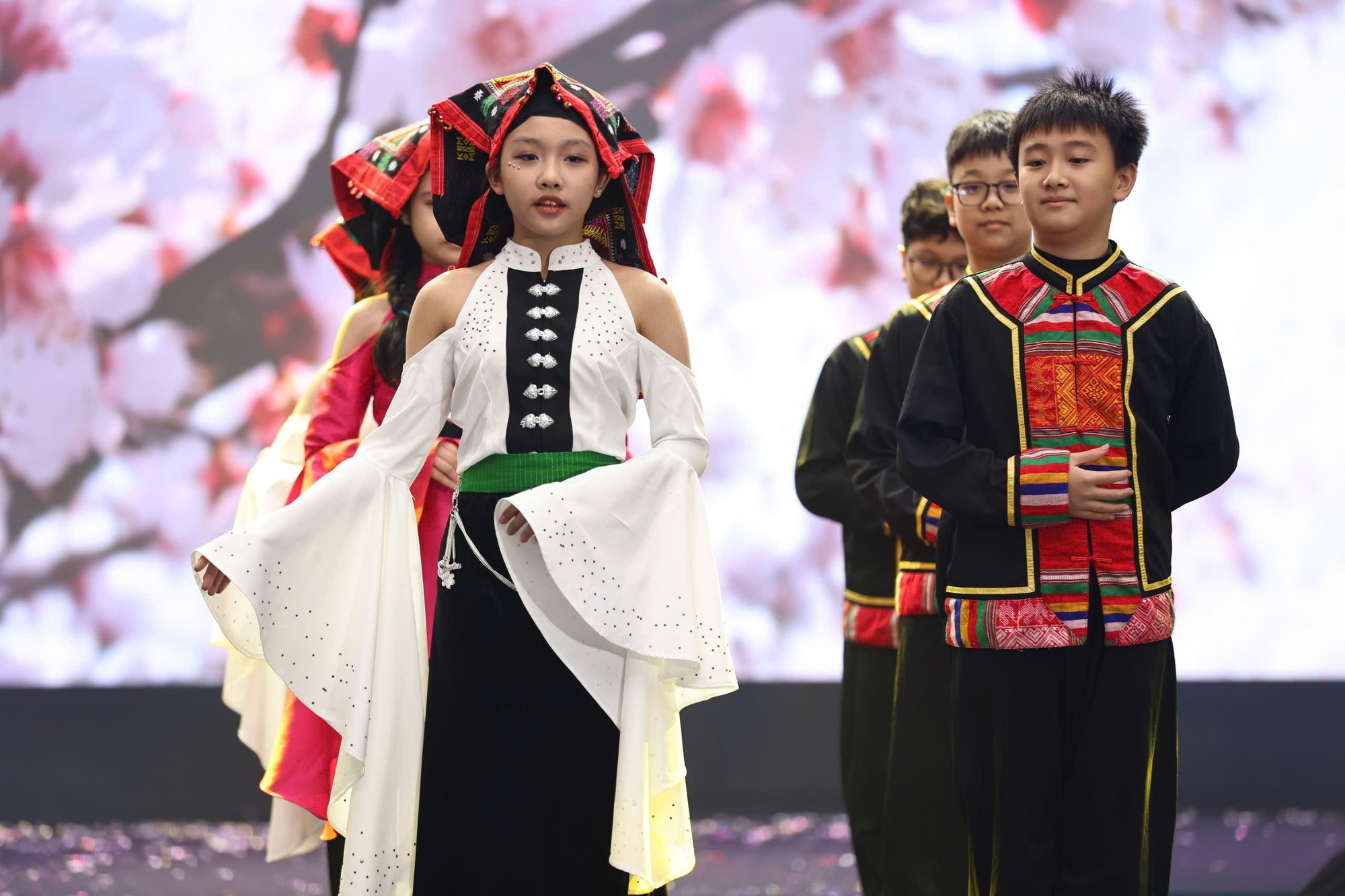 Sous le thème « Beautés traditionnelles, intégration et rayonnement », les élèves défilent en costumes de fête reflétant l’identité des ethnies du Vietnam et du monde.