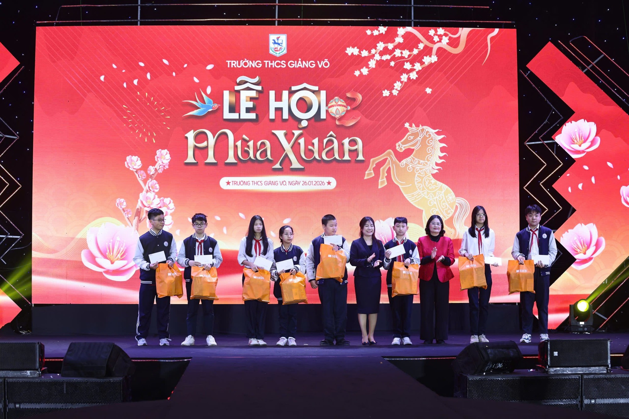 L’école offre des cadeaux du Têt aux élèves en difficulté ayant fait preuve de résilience dans leurs études.