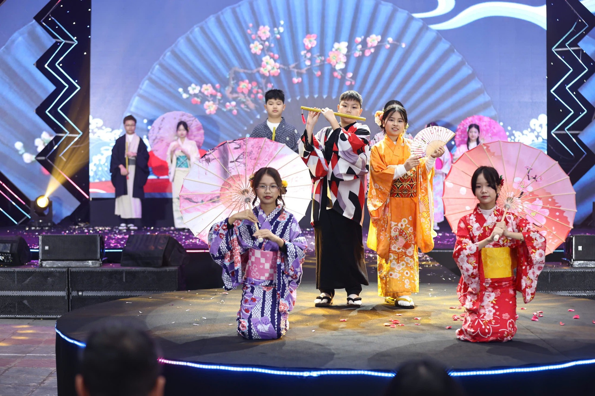 Chaque costume présenté lors de la Fête du Printemps aide les élèves à percevoir la beauté traditionnelle, la diversité culturelle et l’esprit d’intégration internationale.