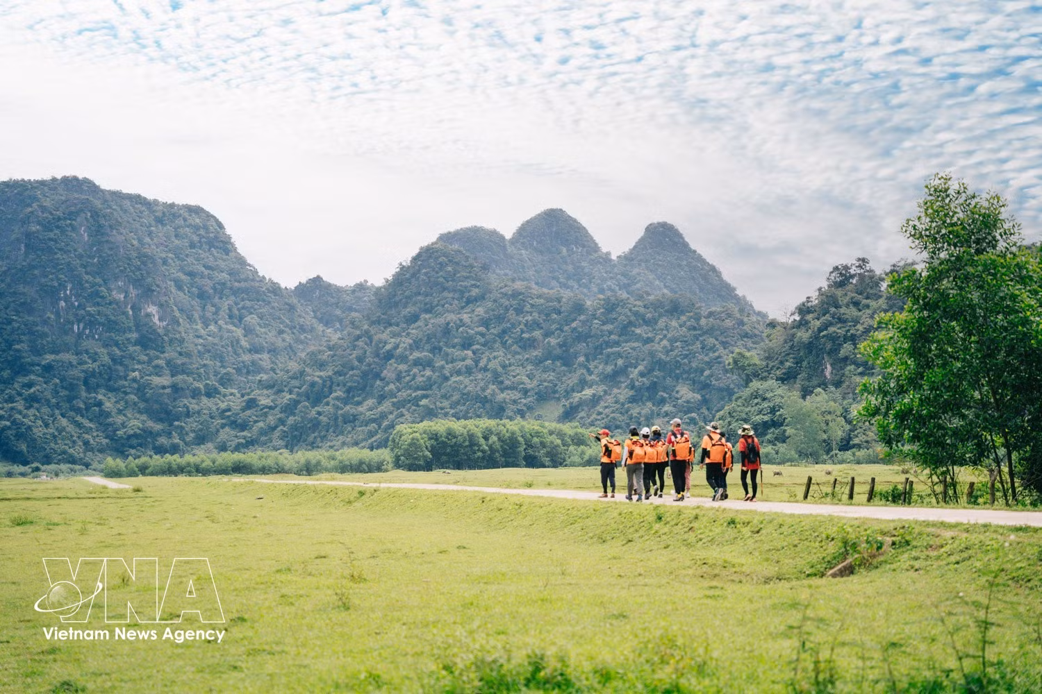 Des touristes découvrent la beauté du village de Tan Hoa. Photo : VNA.