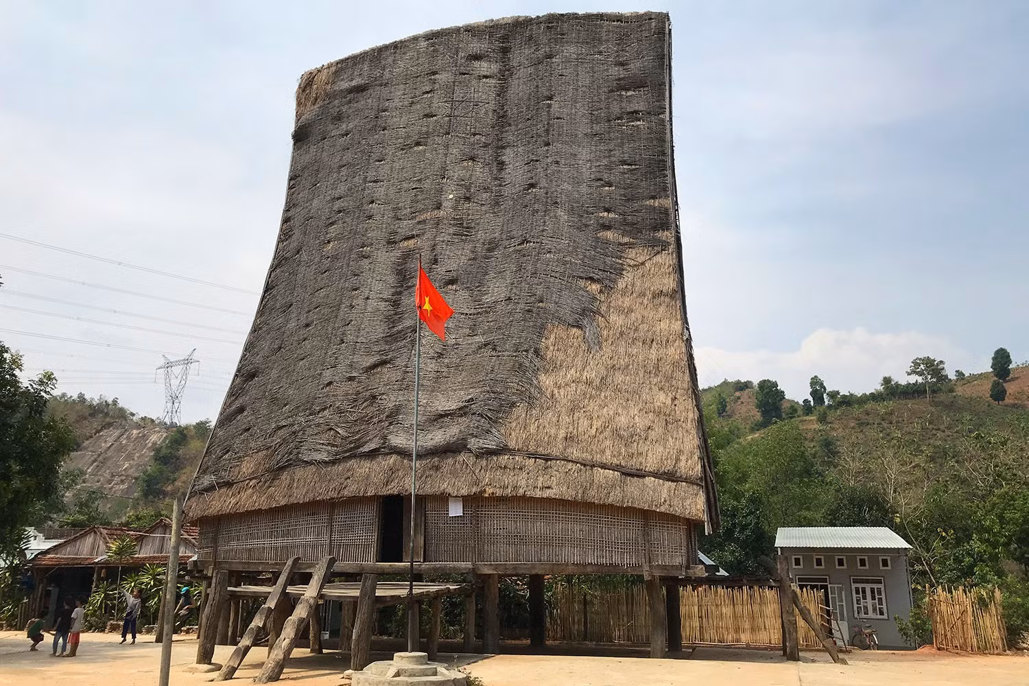 La maison commune située au centre du village culturel de Kon K’Tu. Photo : Autorité nationale du Tourisme du Vietnam