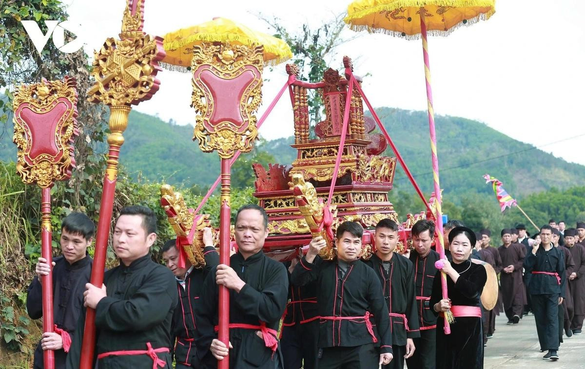 Parmi les rituels les plus importants figure la procession des édits royaux, l’une des cérémonies centrales du festival. Au cours de cette procession, certains habitants portent des plateaux d’offrandes tandis que d’autres brandissent les drapeaux de la fête. Le palanquin du génie tutélaire du village ouvre la marche, formant un cortège solennel empreint de spiritualité.