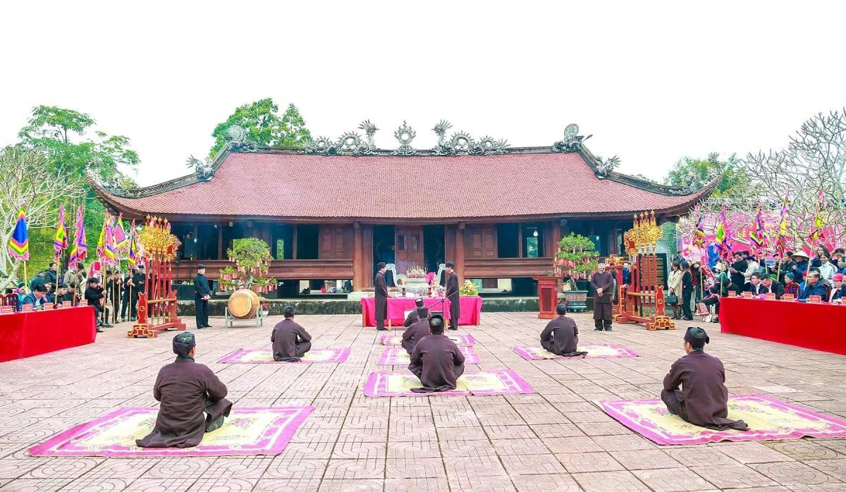Une fête solennelle et animée dans la plus grande maison communale de la zone frontalière de Quang Ninh