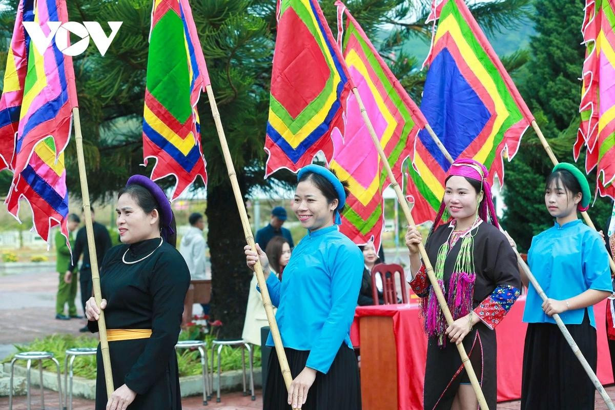 Selon les documents historiques, l’ancienne maison communale Luc Na remonte à l’époque de la dynastie des Le postérieurs. Elle a été construite par les Tay de la commune de Luc Hon afin de vénérer Hoang Can, considéré comme le génie protecteur du village. Personnalité respectée de l’ethnie Tay, Hoang Can est connu pour avoir rassemblé les habitants de la région afin de défendre la patrie contre les envahisseurs.