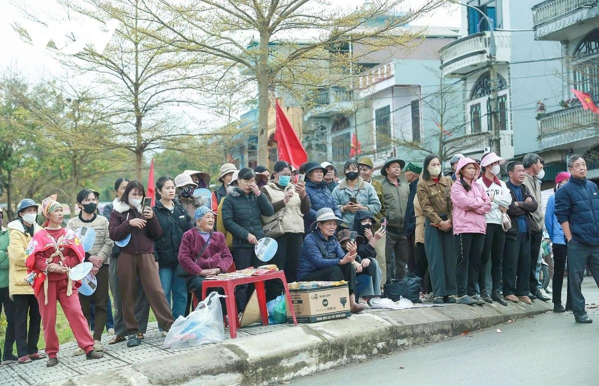 Après les cérémonies rituelles, la partie festive propose de nombreuses activités culturelles et sportives organisées dans la cour de la maison communale Luc Na, telles qu’un festival de chant Then accompagné du luth traditionnel tinh, un tournoi de football intitulé « Coupe Luc Na », ainsi que diverses compétitions sportives traditionnelles et jeux populaires. Des stands d’information touristique sont également installés afin de présenter et de promouvoir les produits OCOP de la localité.