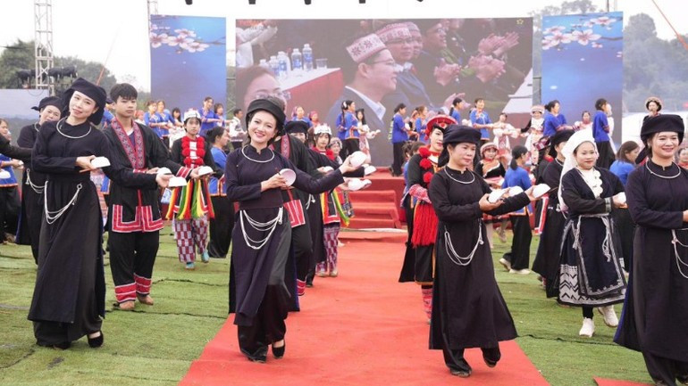 Danse des bols réunissant 200 artistes amateurs au festival Slam Chiem, commune de Hiep Luc. (Photo : HA THANH)