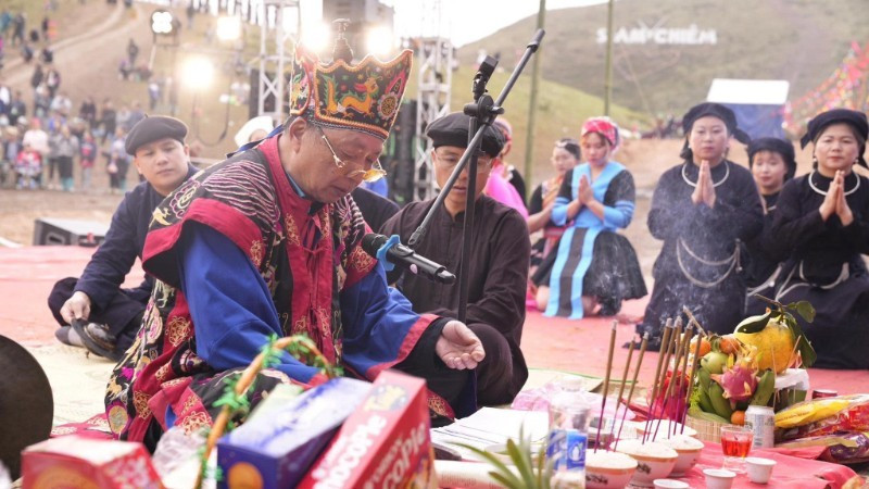  Cérémonie de prière pour la paix et pour une bonne récolte lors du festival Slam Chiem, commune de Hiep Luc. (Photo : HA THANH)