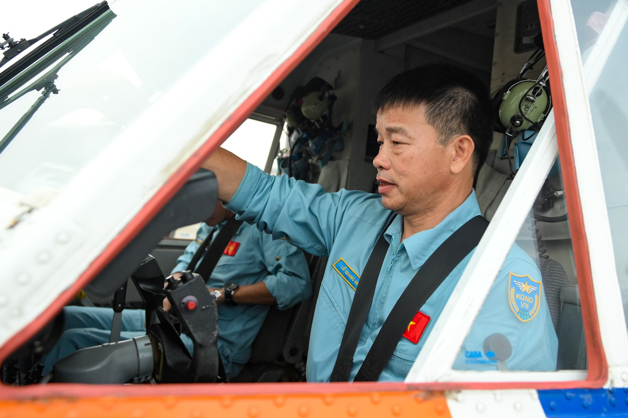 Les ingénieurs, techniciens aéronautiques, pilotes et membres d’équipage inspectent minutieusement chaque composant de l’avion.