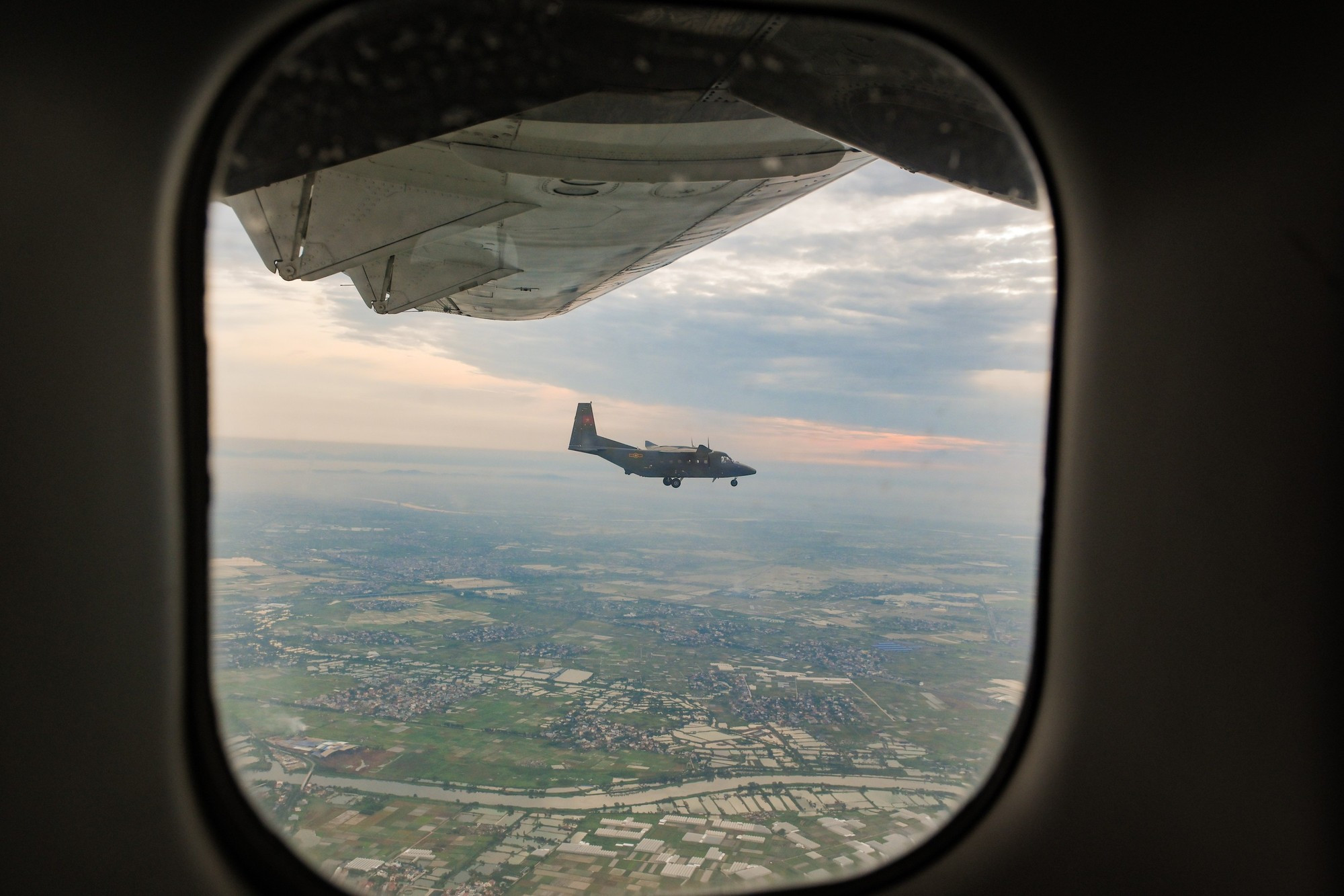 Les avions en entraînement respectent les distances et positions selon la formation prévue.