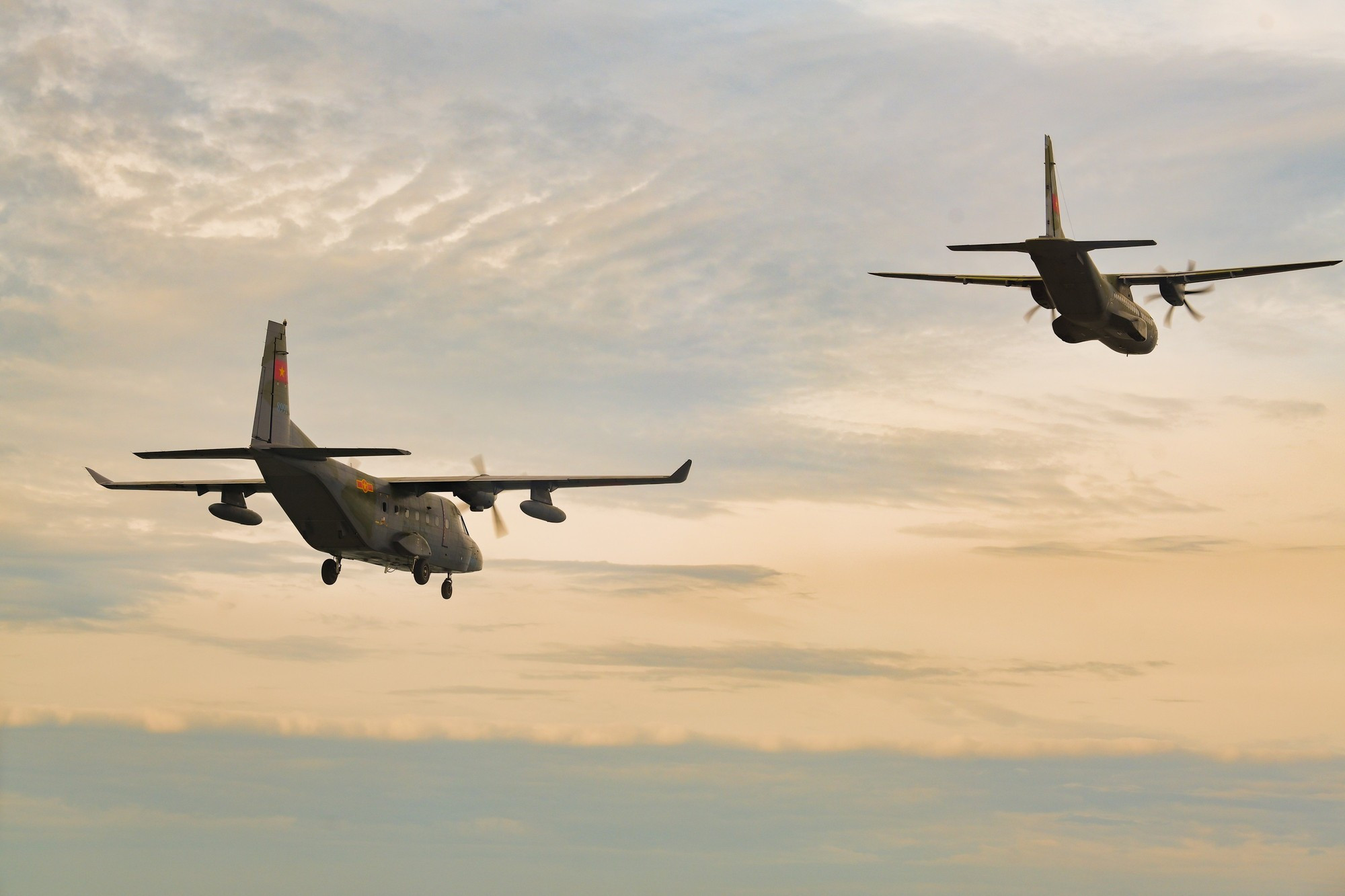 Les avions en entraînement respectent les distances et positions selon la formation prévue.