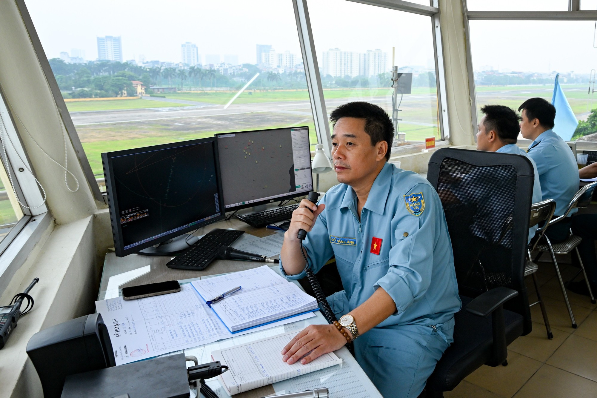 Dans la tour de contrôle, les officiers de la brigade suivent et surveillent étroitement la trajectoire de la formation.