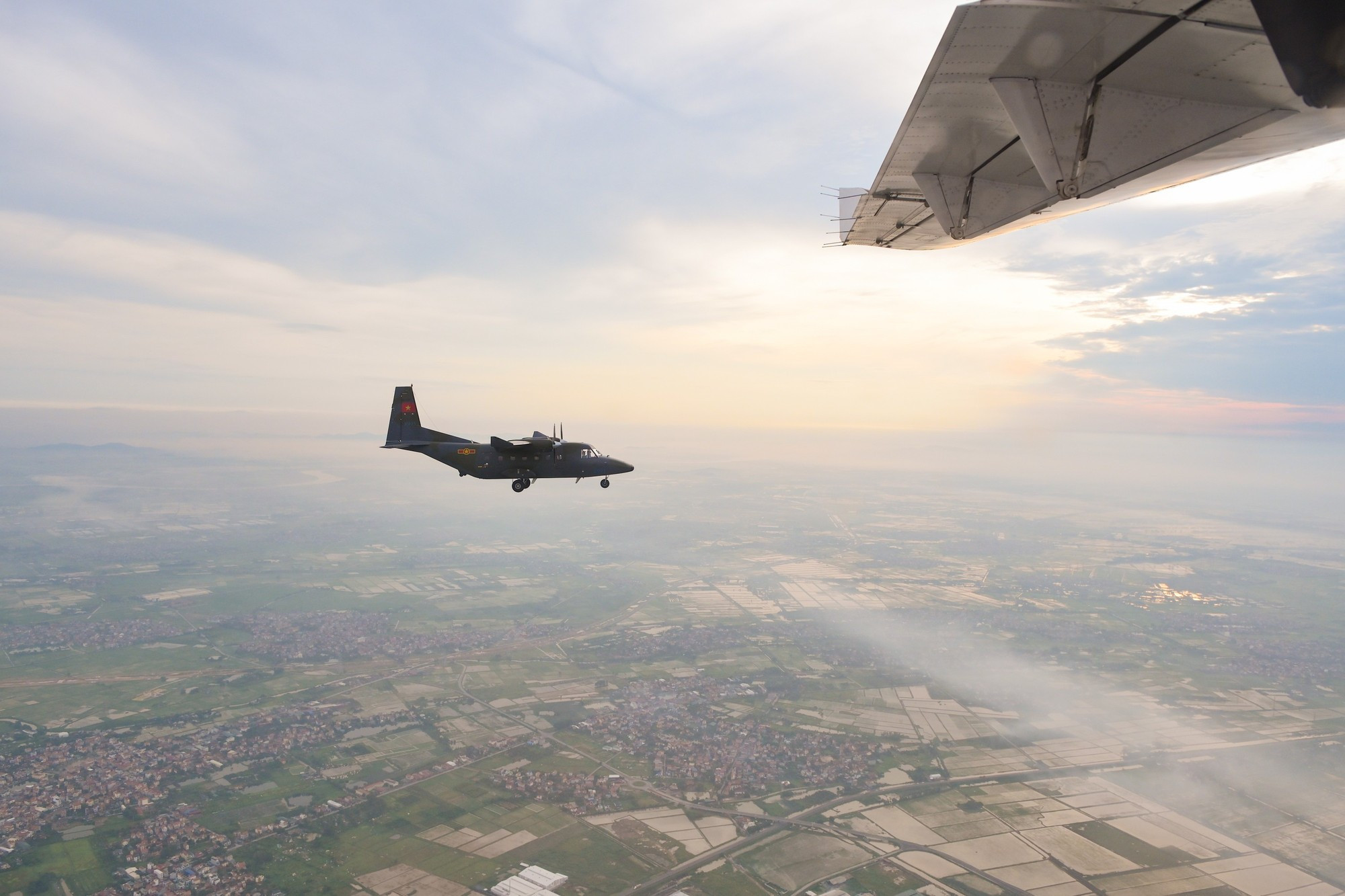 Par tous les temps, les équipages maintiennent la sécurité et conservent leur position en formation.