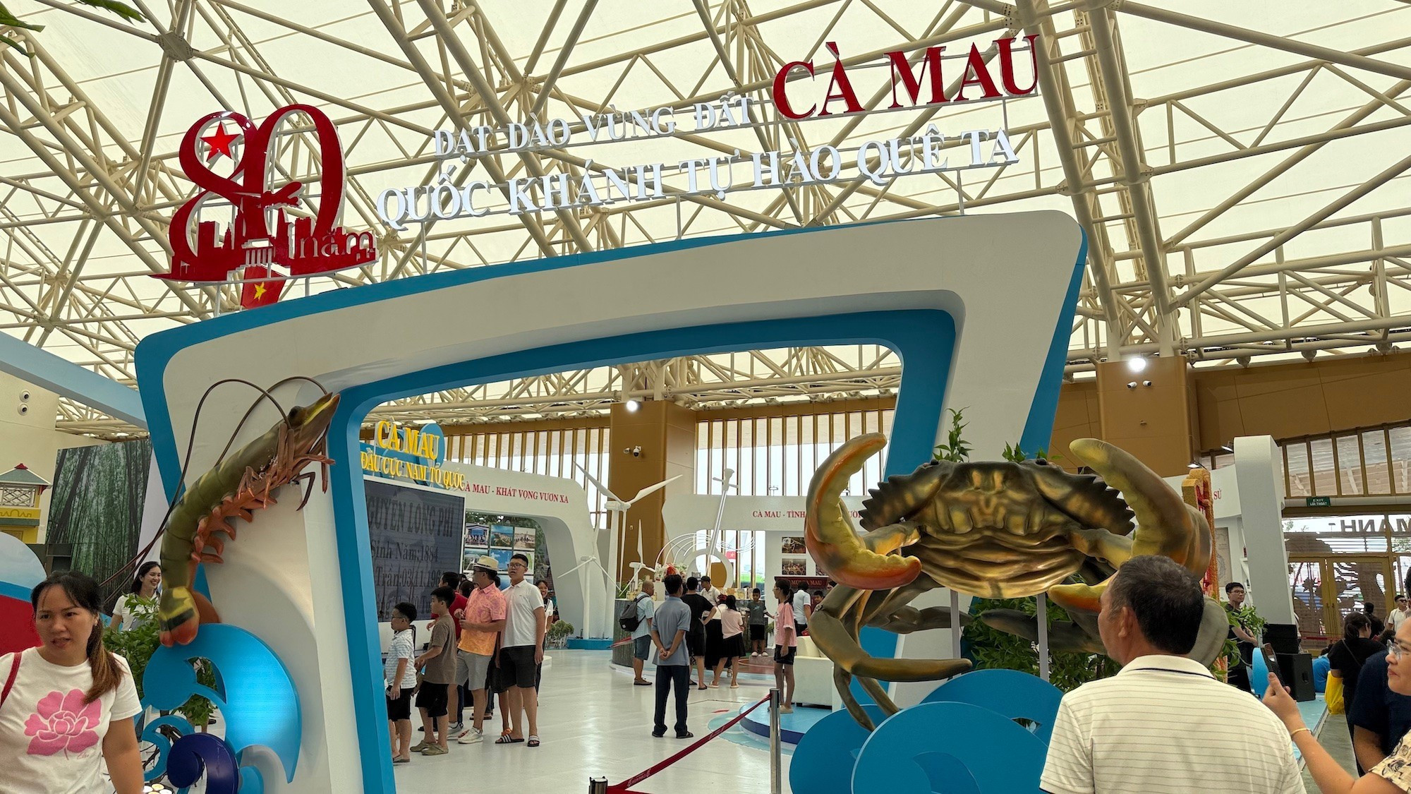 Le stand de la province de Ca Mau met en avant la spécialité locale : le crabe de Ca Mau. Le stand de la province de Ca Mau met en avant la spécialité locale : le crabe de Ca Mau.