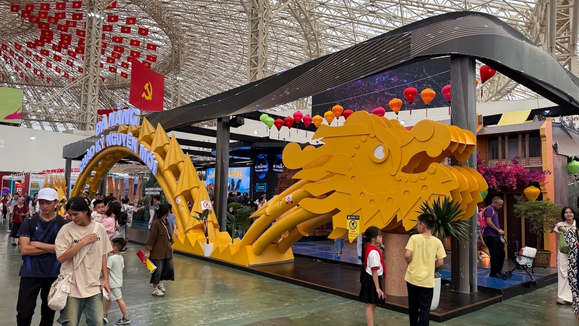 Da Nang présente le Pont du Dragon au public de la capitale Hanoi. Da Nang présente le Pont du Dragon au public de la capitale Hanoi.