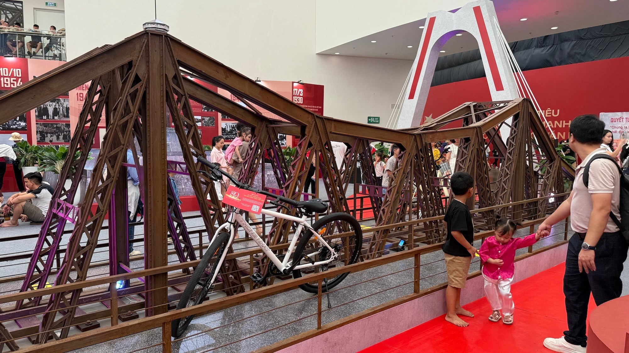 Le pont Long Bien est reconstitué au stand d’exposition de la capitale Hanoï. Le pont Long Bien est reconstitué au stand d’exposition de la capitale Hanoï.