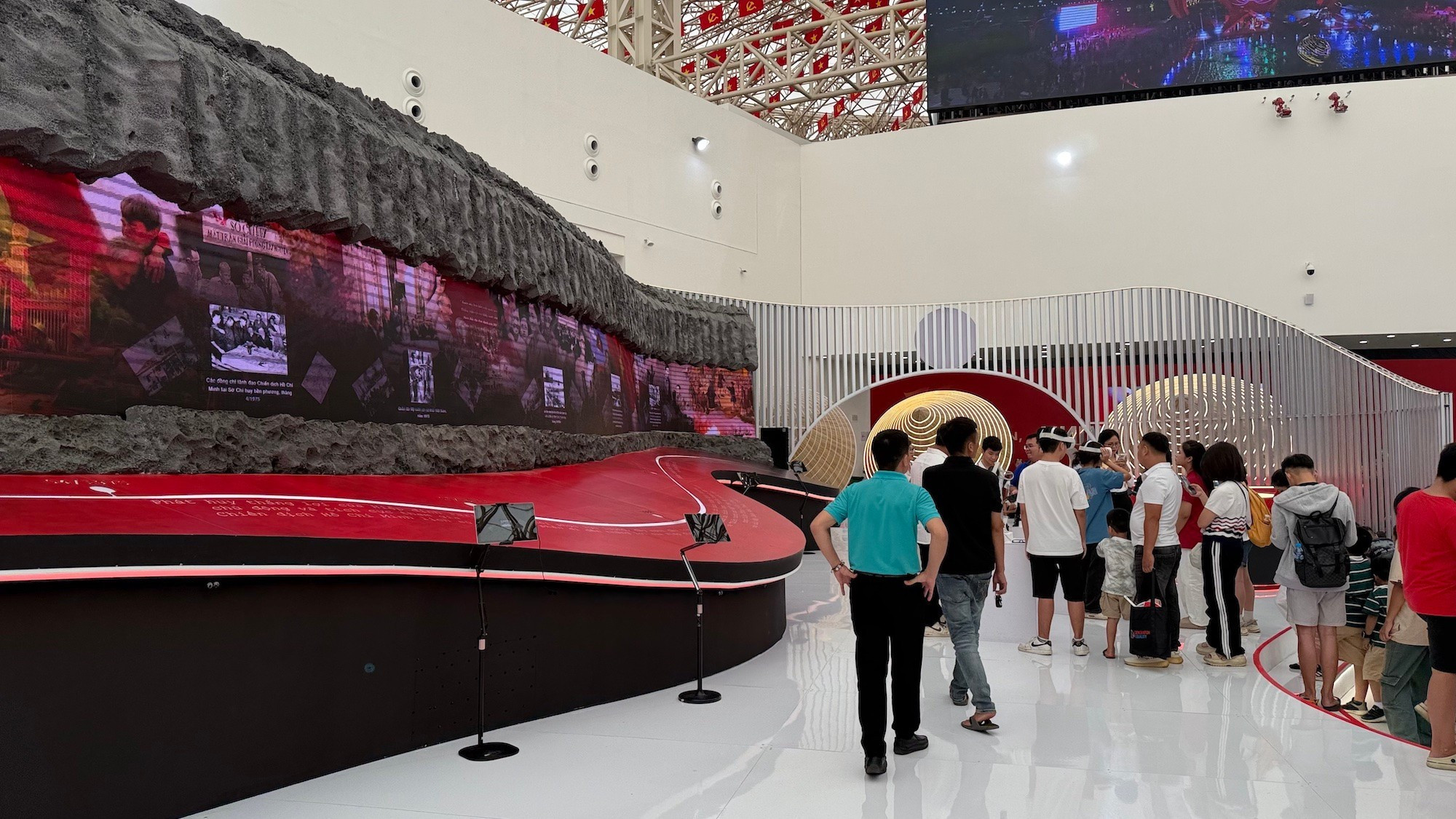 Les visiteurs font la queue pour vivre l’expérience de réalité virtuelle explorant les tunnels de Cu Chi au stand d’exposition de Ho Chi Minh-Ville. Les visiteurs font la queue pour vivre l’expérience de réalité virtuelle explorant les tunnels de Cu Chi au stand d’exposition de Ho Chi Minh-Ville.