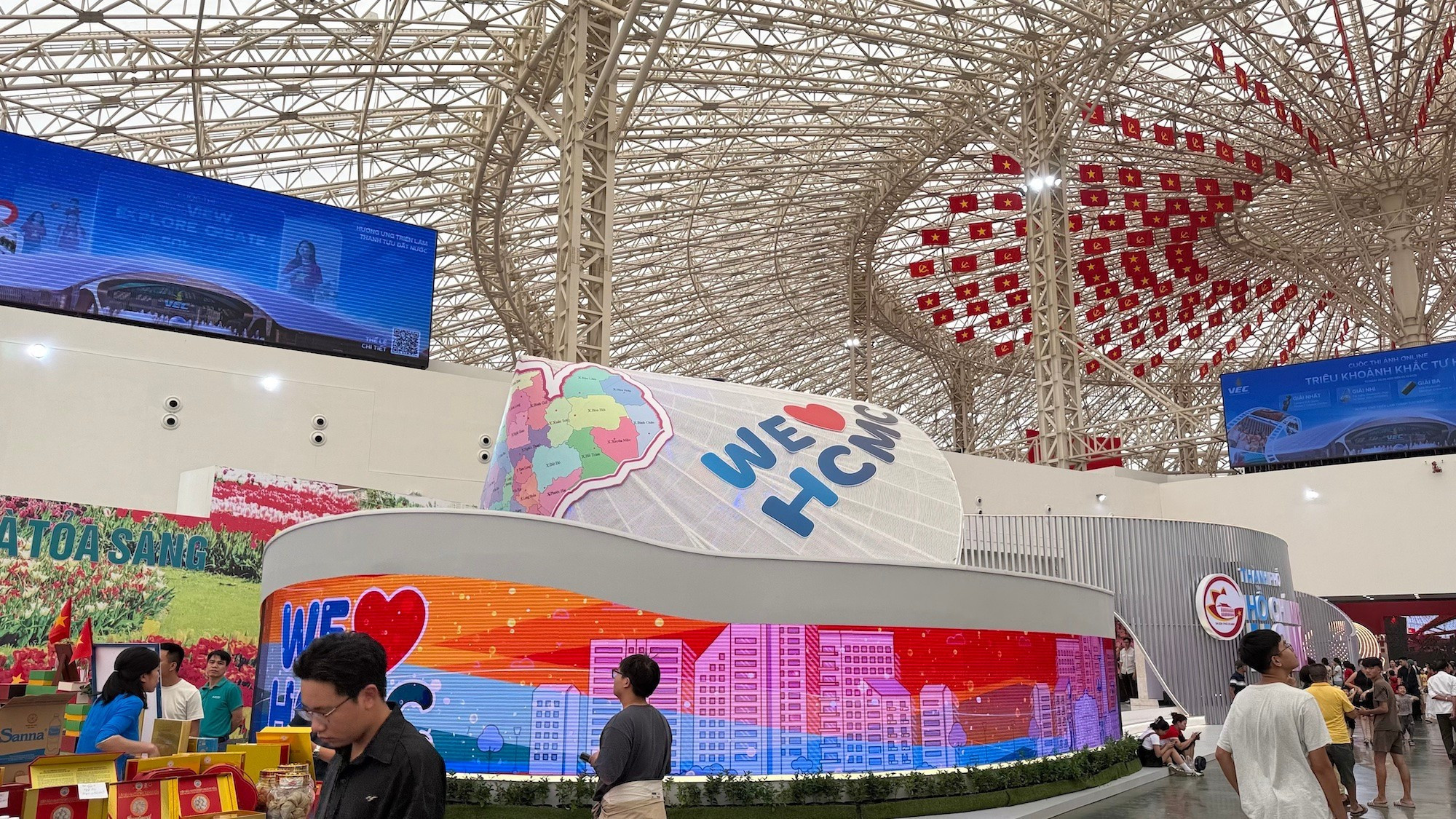 Le stand de Ho Chi Minh-Ville se distingue par son design en forme de cône. Le stand de Ho Chi Minh-Ville se distingue par son design en forme de cône.