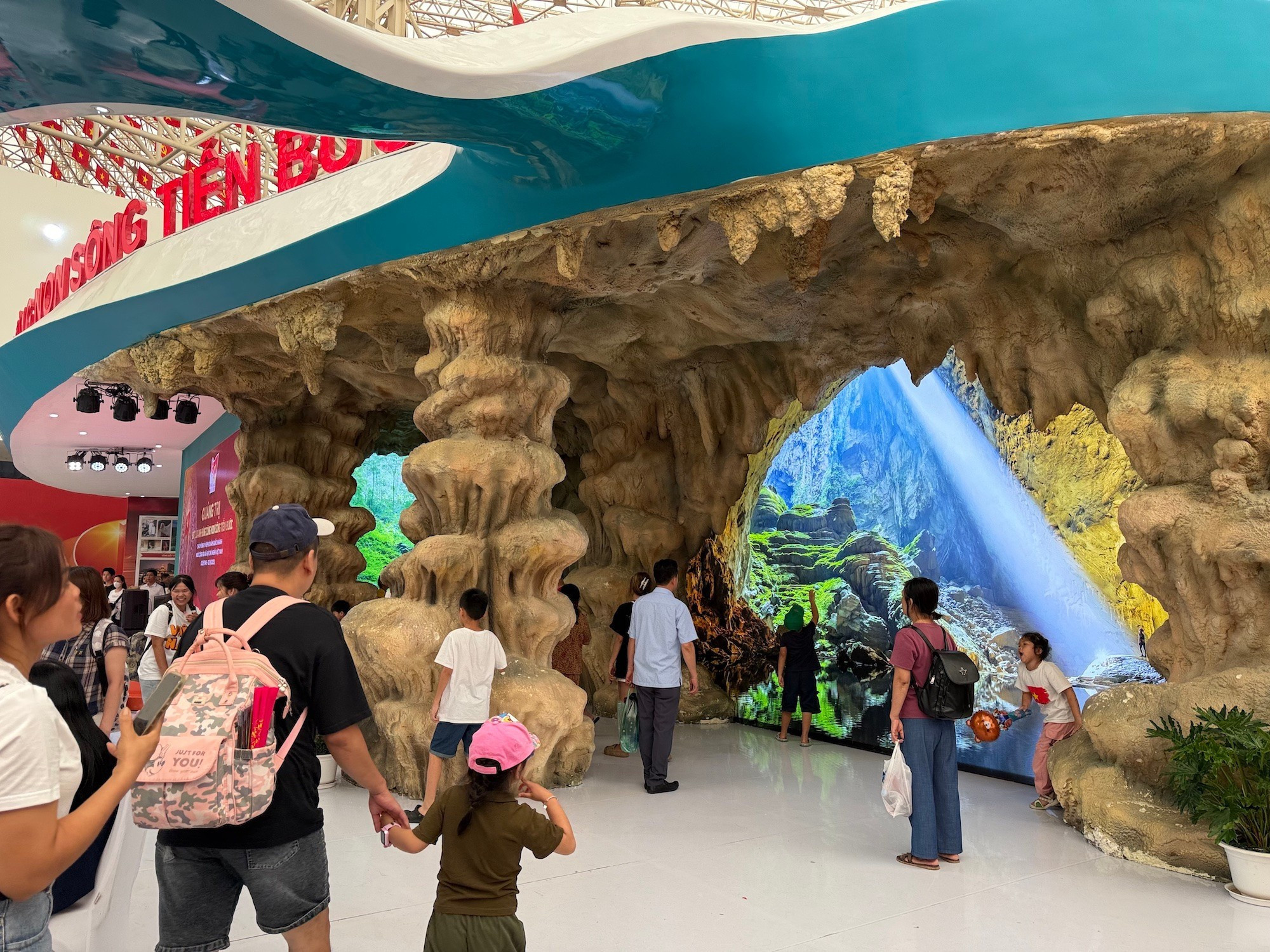 La grotte Son Doong est reconstituée au stand d’exposition de la province de Quang Tri. La grotte Son Doong est reconstituée au stand d’exposition de la province de Quang Tri.
