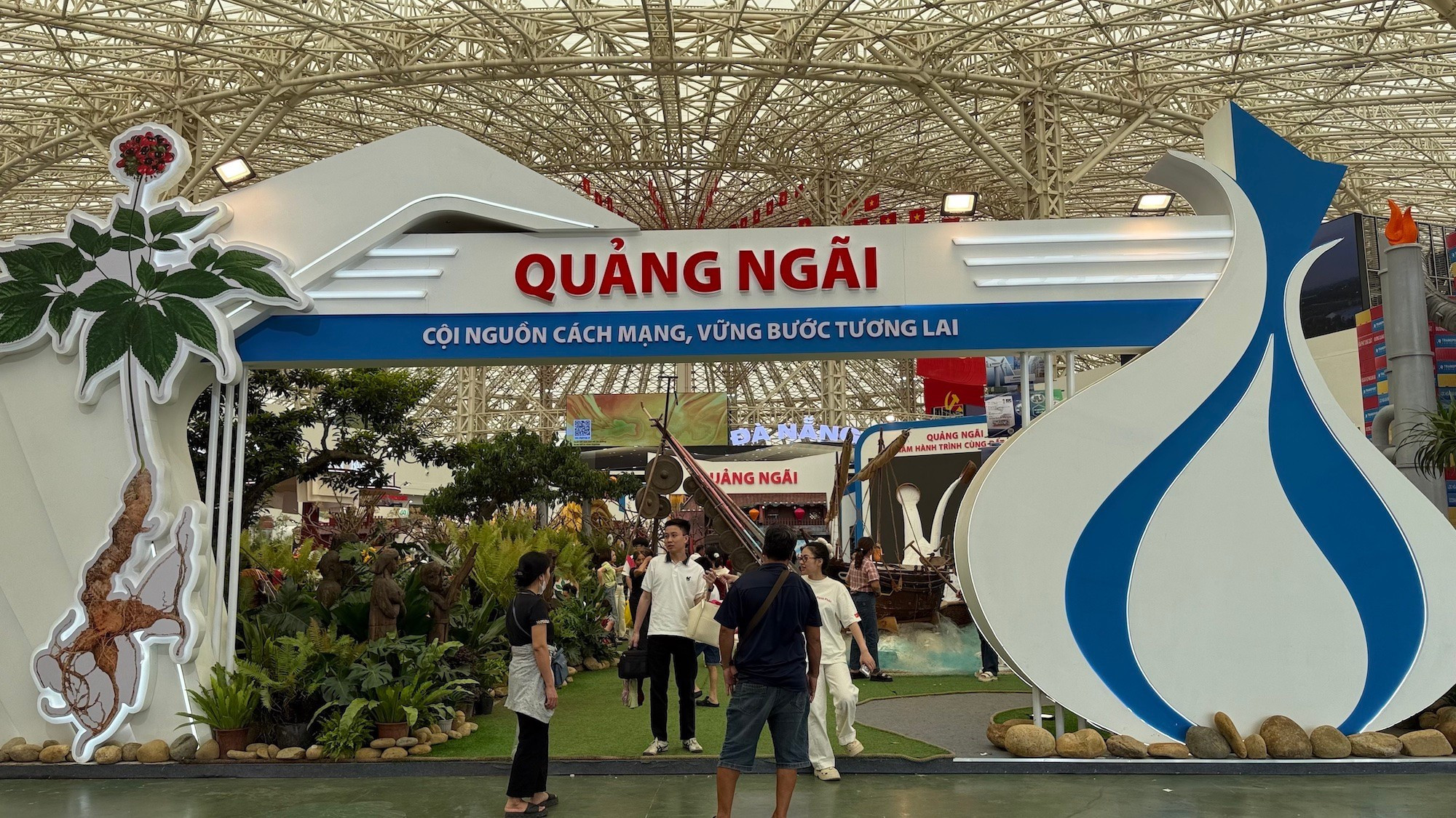 Le stand de la province de Quang Ngai impressionne avec l’ail de Ly Son et le ginseng Ngoc Linh. Le stand de la province de Quang Ngai impressionne avec l’ail de Ly Son et le ginseng Ngoc Linh.