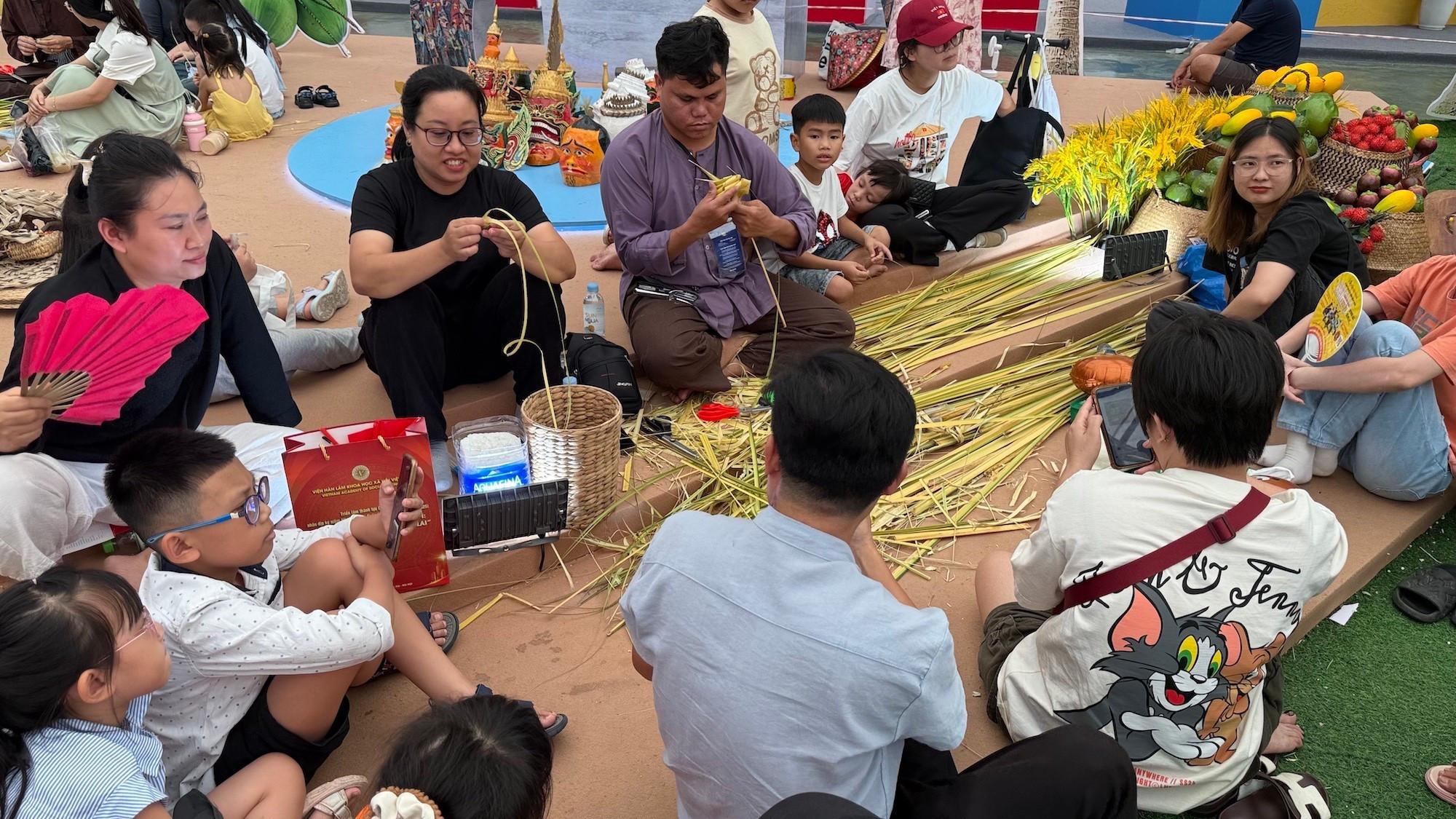 Les visiteurs s’initient à la création de produits artisanaux à partir de feuilles de cocotier au stand d’exposition de la province de Vinh Long. Les visiteurs s’initient à la création de produits artisanaux à partir de feuilles de cocotier au stand d’exposition de la province de Vinh Long.