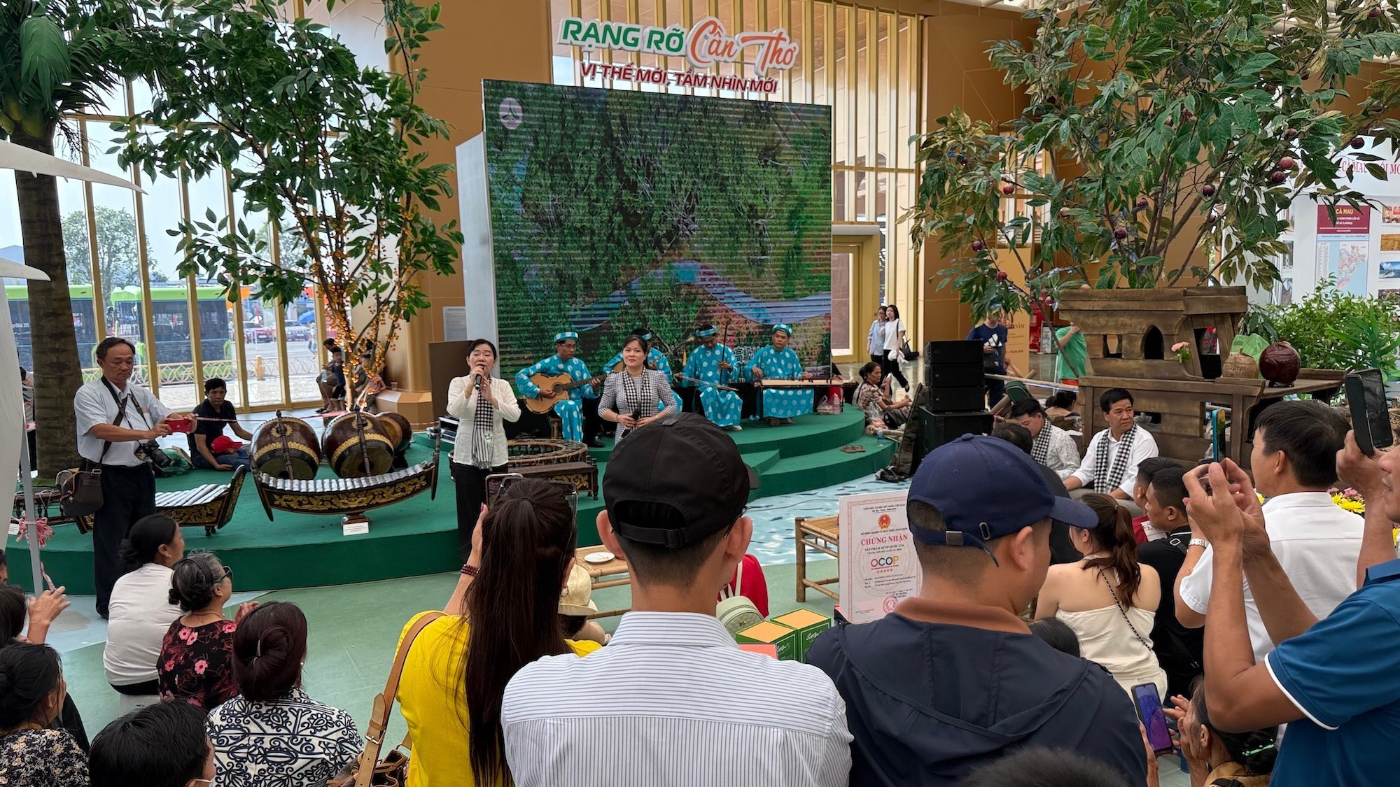À Can Tho, on écoute le « don ca tai tu ». De nombreux visiteurs s’arrêtent pour profiter de cette musique traditionnelle au stand de la ville de Can Tho. À Can Tho, on écoute le « don ca tai tu ». De nombreux visiteurs s’arrêtent pour profiter de cette musique traditionnelle au stand de la ville de Can Tho.