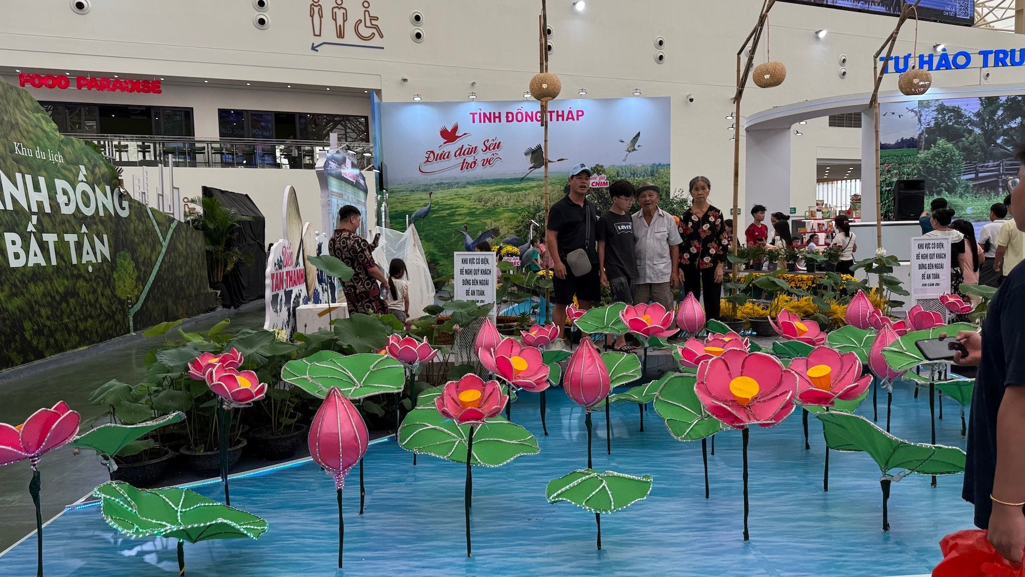 « A Thap Muoi, la plus belle fleur est le lotus » – le stand de la province de Dong Thap. « A Thap Muoi, la plus belle fleur est le lotus » – le stand de la province de Dong Thap.