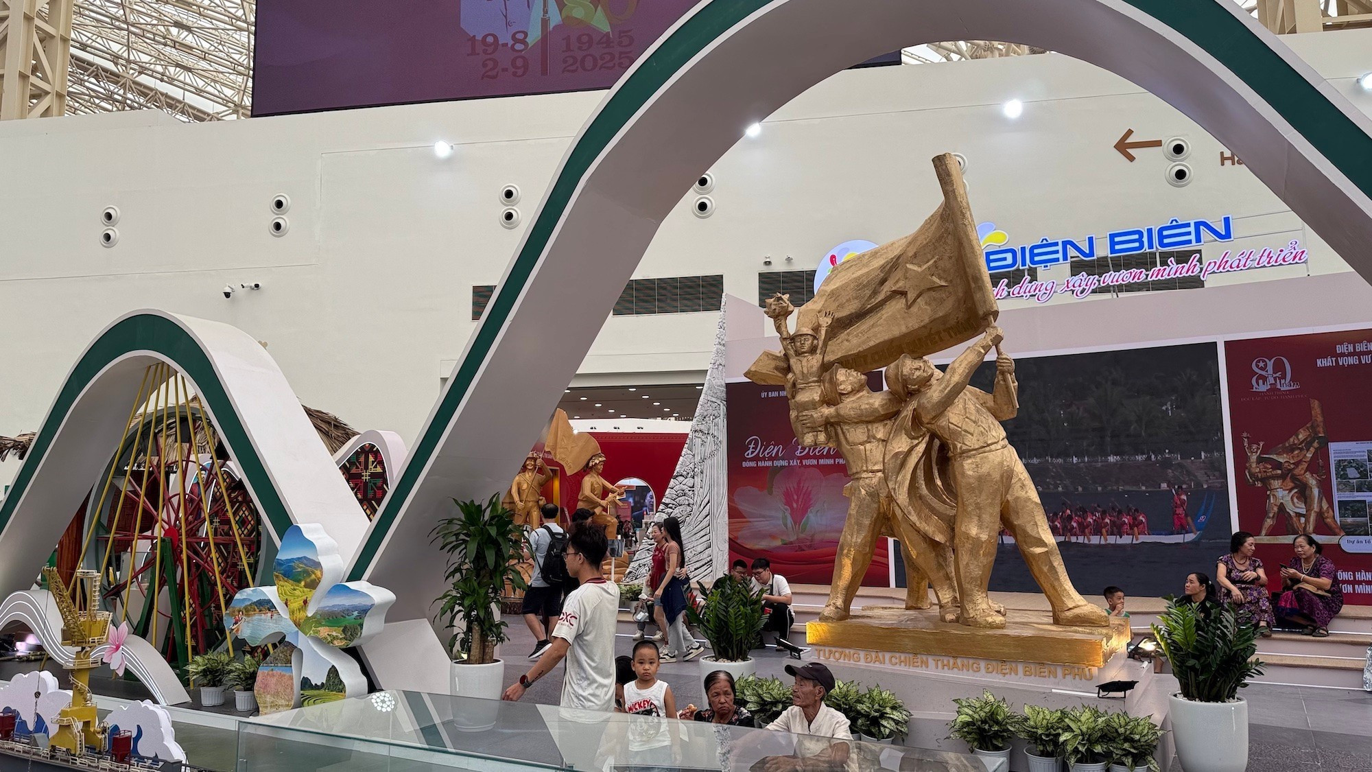 Le stand d’exposition de la province de Dien Bien met en avant le Monument de la Victoire de Dien Bien Phu. Le stand d’exposition de la province de Dien Bien met en avant le Monument de la Victoire de Dien Bien Phu.