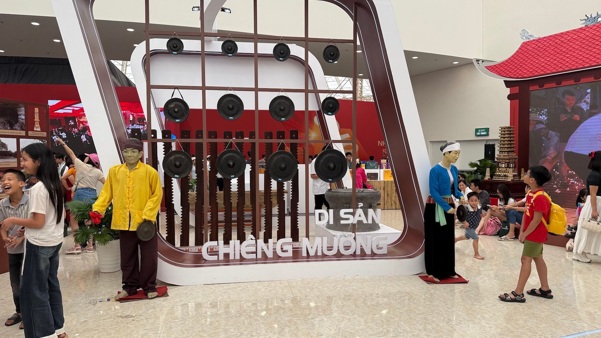Le patrimoine des gongs Muong est présenté au stand d’exposition de la province de Phu Tho. Le patrimoine des gongs Muong est présenté au stand d’exposition de la province de Phu Tho.