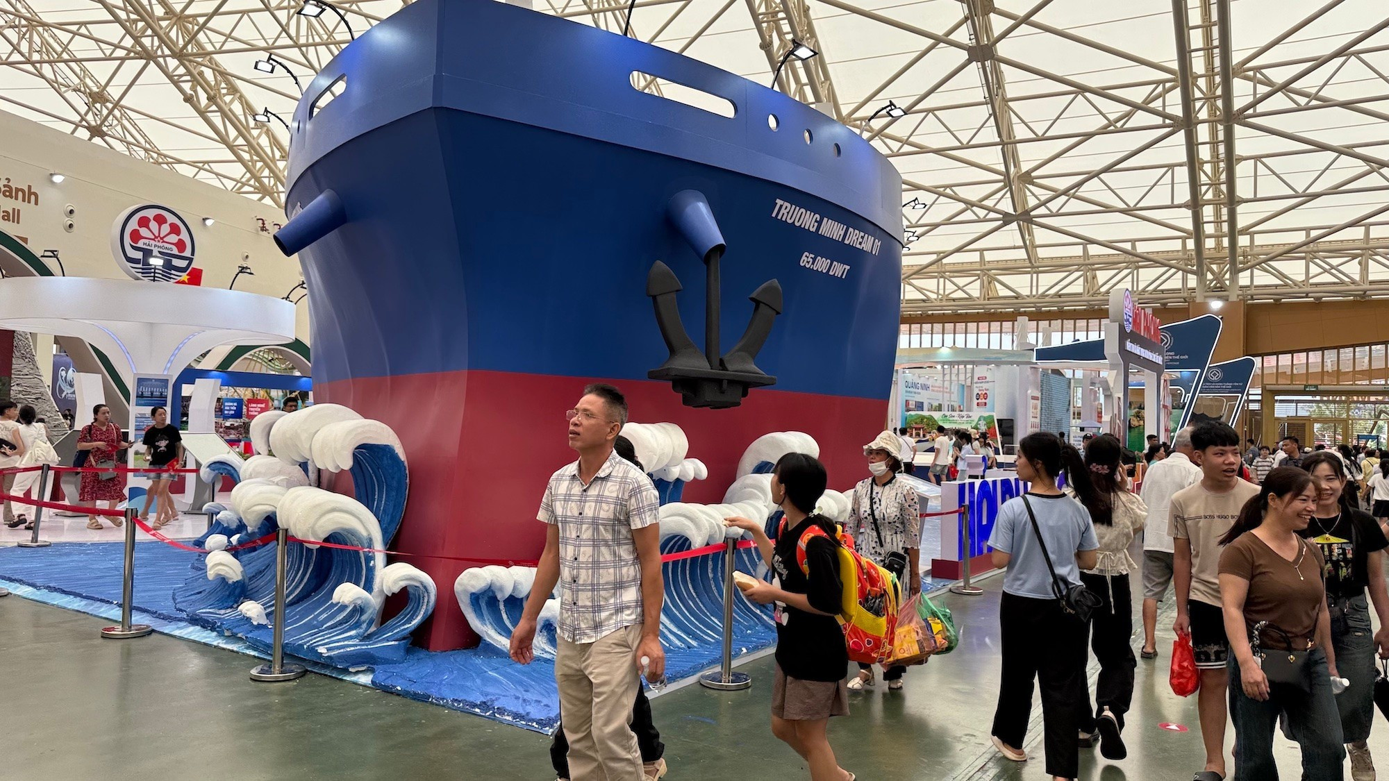 Le stand d’exposition de la ville de Hai Phong présente un grand navire, symbole de la cité portuaire. Le stand d’exposition de la ville de Hai Phong présente un grand navire, symbole de la cité portuaire.