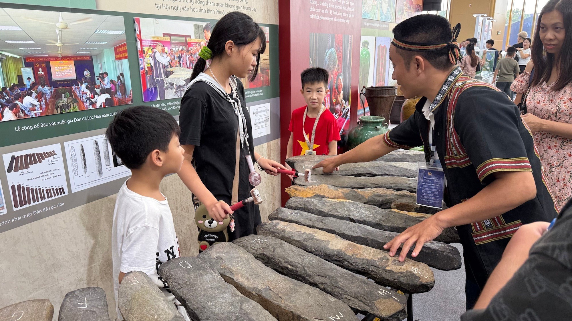 Les visiteurs découvrent le lithophone au stand d’exposition de la province de Dong Nai. Les visiteurs découvrent le lithophone au stand d’exposition de la province de Dong Nai.