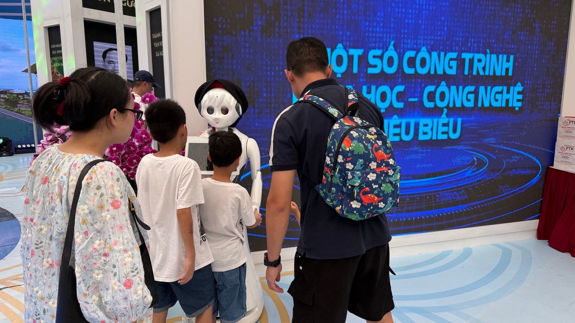 Les visiteurs sont intrigués par le robot « Lien Chi » au stand d’exposition de la province de Bac Ninh. Les visiteurs sont intrigués par le robot « Lien Chi » au stand d’exposition de la province de Bac Ninh.