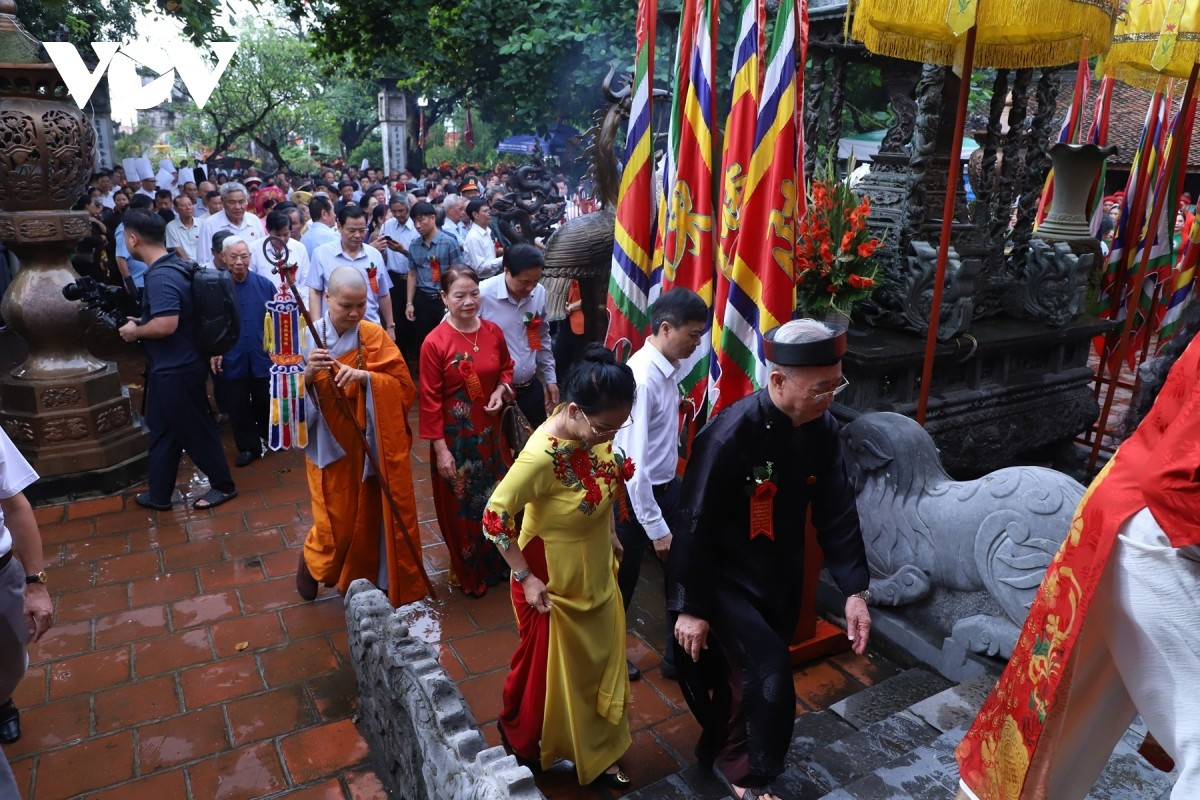 Des milliers de personnes participent au Festival du Temple Tran, une occasion de rendre hommage et de promouvoir les valeurs du patrimoine matériel et immatériel de la terre des Tran Des milliers de personnes participent au Festival du Temple Tran, une occasion de rendre hommage et de promouvoir les valeurs du patrimoine matériel et immatériel de la terre des Tran