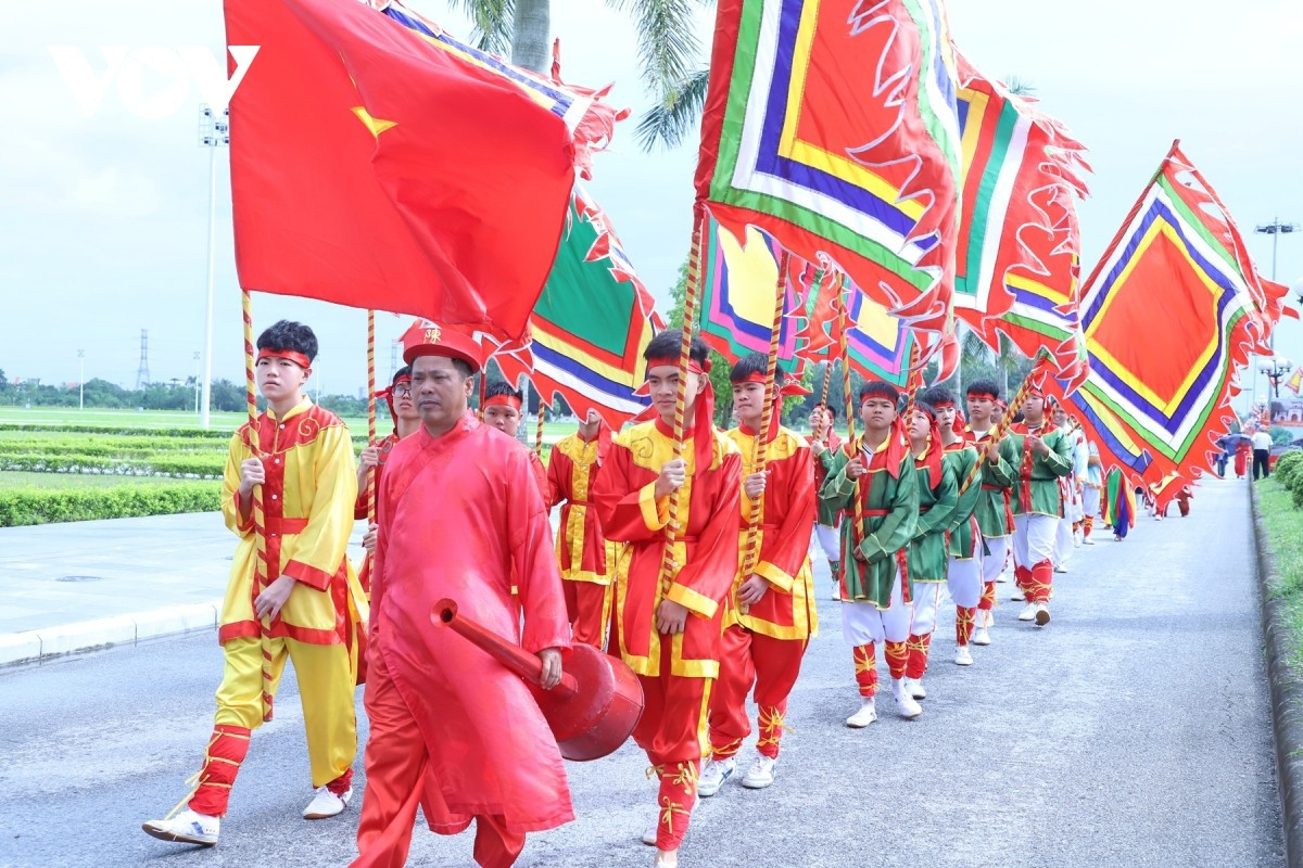 Le rituel de procession des offrandes destinées au roi et au Saint est devenu une composante essentielle de la vie spirituelle des habitants de Thien Truong, reflétant la prospérité et le lien étroit entre la production agricole et la foi populaire. Le rituel de procession des offrandes destinées au roi et au Saint est devenu une composante essentielle de la vie spirituelle des habitants de Thien Truong, reflétant la prospérité et le lien étroit entre la production agricole et la foi populaire.