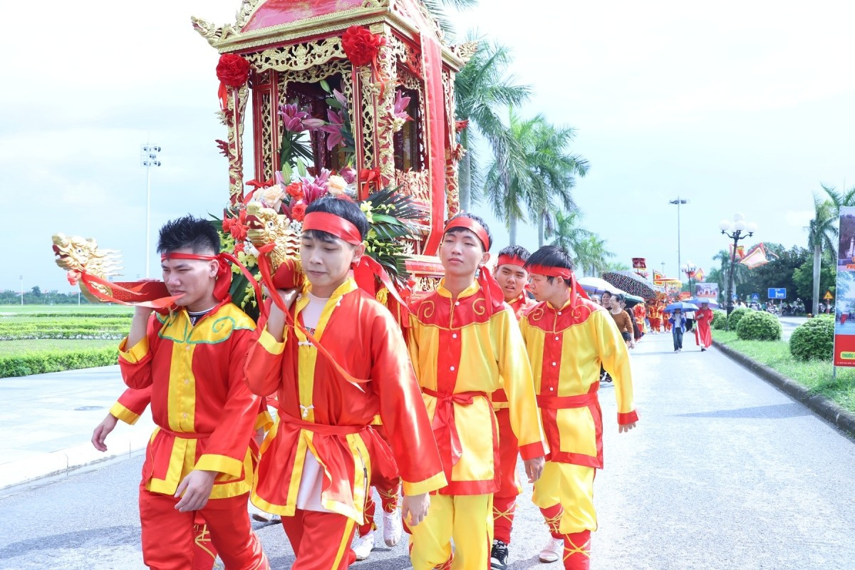 La procession solennelle du palanquin part de la cour du temple, résonnant au rythme des tambours de fête qui animent toute la région de Thien Truong. La procession solennelle du palanquin part de la cour du temple, résonnant au rythme des tambours de fête qui animent toute la région de Thien Truong.
