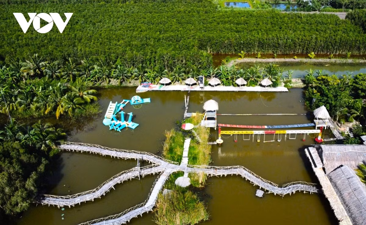 La zone tampon forestière d’U Minh Ha compte aujourd’hui de nombreux sites d’écotourisme communautaire attrayants tels que Ca Mau – Eco, Hoa Rung U Minh, Song Trem, Muoi Ngot, etc.