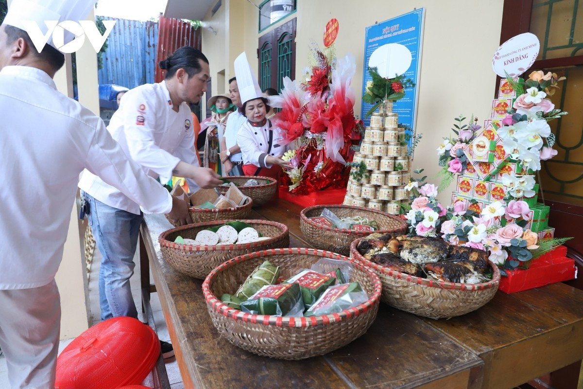 Un représentant de l’Association de la culture gastronomique de Ninh Binh a indiqué que l’objectif est de restaurer et de valoriser les trésors culinaires du delta du fleuve Rouge. Le plateau d’offrandes dédié au Saint Tran est à la fois un symbole spirituel et une vitrine de l’abondance des produits locaux : poisson grillé, bananes mijotées aux haricots, rouleaux de printemps de Ninh Loc ou encore poisson cuit à l’étouffée, préparés avec savoir-faire et ferveur. Un représentant de l’Association de la culture gastronomique de Ninh Binh a indiqué que l’objectif est de restaurer et de valoriser les trésors culinaires du delta du fleuve Rouge. Le plateau d’offrandes dédié au Saint Tran est à la fois un symbole spirituel et une vitrine de l’abondance des produits locaux : poisson grillé, bananes mijotées aux haricots, rouleaux de printemps de Ninh Loc ou encore poisson cuit à l’étouffée, préparés avec savoir-faire et ferveur.
