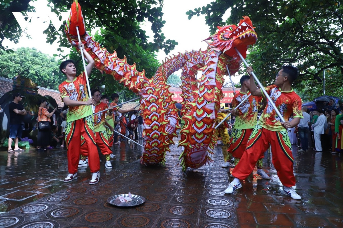 La danse du dragon sur le rythme des tambours de fête symbolise la puissance et l’esprit martial de l’époque Tran. La danse du dragon sur le rythme des tambours de fête symbolise la puissance et l’esprit martial de l’époque Tran.