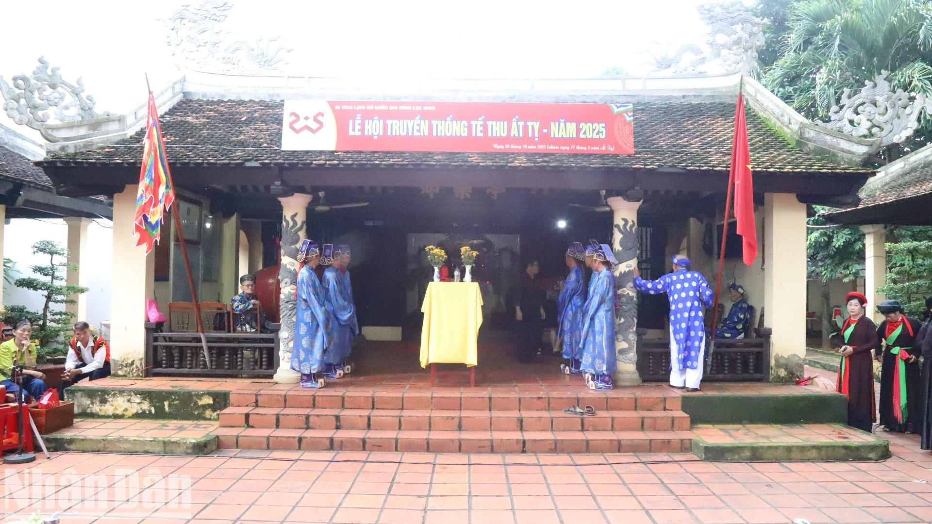 Le Dinh Lac Giao a été initialement construit avec du chaume et du bambou selon la coutume des Viet (Kinh) qui avaient quitté leur région natale pour s'installer dans la localité. En 1932, le temple a été reconstruit en forme de caractère Mon (porte). Le Dinh Lac Giao a été initialement construit avec du chaume et du bambou selon la coutume des Viet (Kinh) qui avaient quitté leur région natale pour s'installer dans la localité. En 1932, le temple a été reconstruit en forme de caractère Mon (porte).