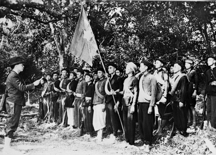 Le 22 décembre 1944, sur ordre du Président Ho Chi Minh, le camarade Vo Nguyen Giap a fondé l’Équipe de Propagande et de Libération du Vietnam (organisation précurseur de l’Armée Populaire du Vietnam) dans la zone de combat Tran Hung Dao avec 34 membres. Photo : Reporter du journal QĐND ttxvn1512gi-1576427473-81-1.jpg