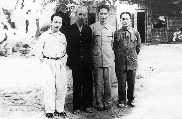 Président Ho Chi Minh ; Secrétaire général Truong Chinh ; Premier ministre Pham Van Dong ; Général Vo Nguyen Giap... : Les maîtres de la presse révolutionnaire vietnamienne. Photo : Archives dt-vgg-tit18.jpg