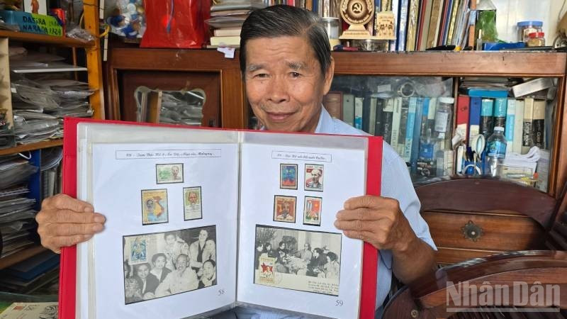 Un passionné de timbres sur l'Oncle Ho