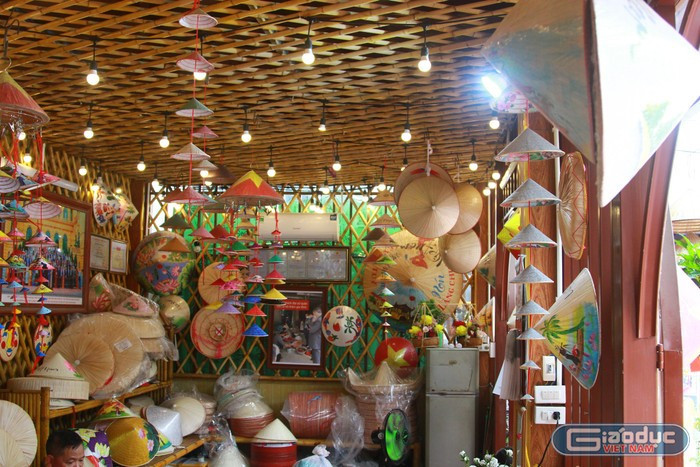 À l'intérieur de la salle d'exposition, on trouve une grande variété de modèles et de types de chapeaux. À l'intérieur de la salle d'exposition, on trouve une grande variété de modèles et de types de chapeaux.